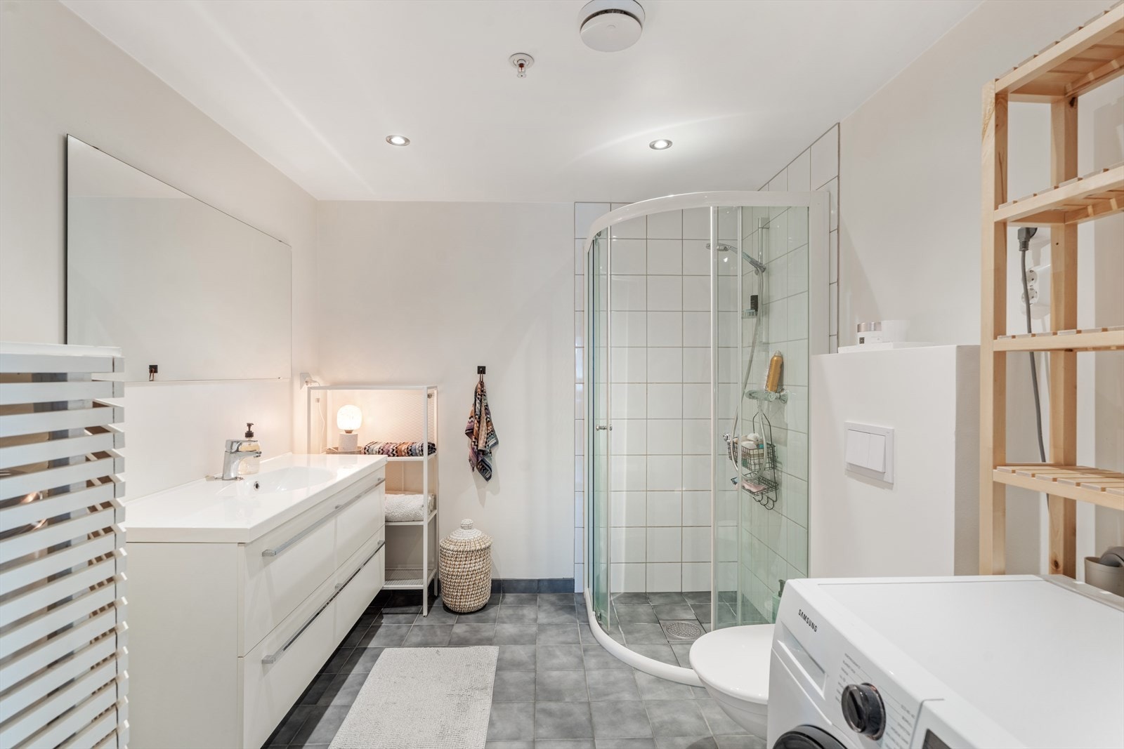 Bad med fliser på gulv og i dusjnisje. Galleribilde