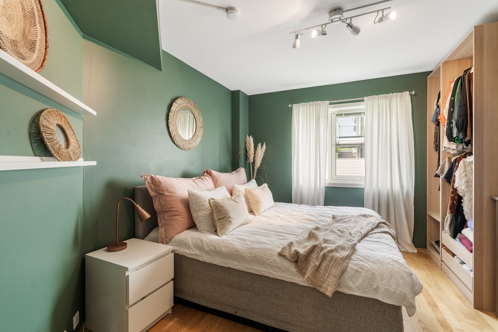 Soverom av god størrelse og med garderobe Galleribilde