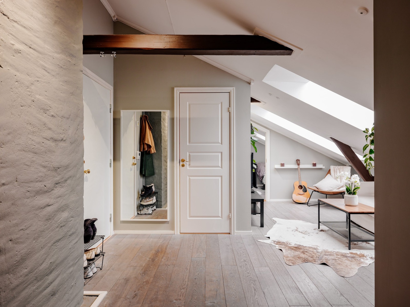 Fra leilighetens luftige entre er det adkomst til et romslig bad. Galleribilde