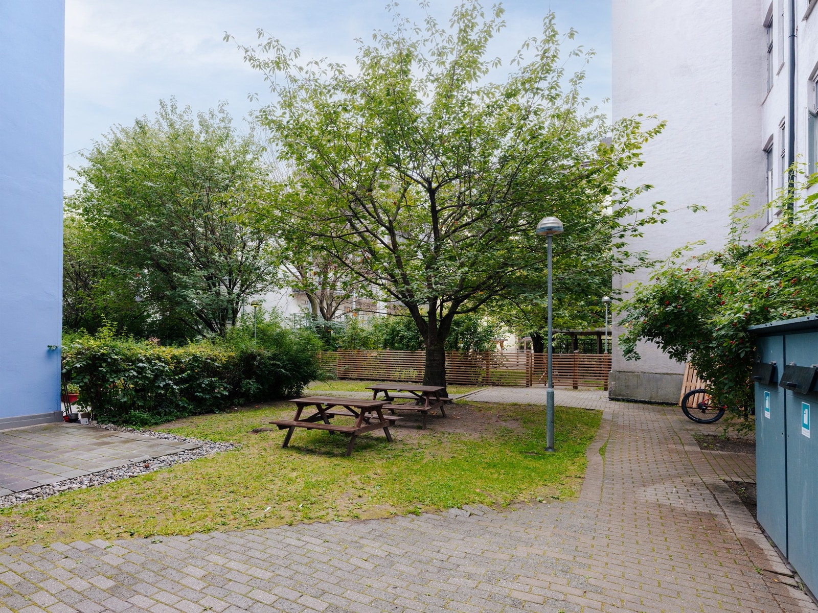 Sameiets hyggelige bakgård med sittegrupper - et koselig møtepunkt for beboerne. Galleribilde