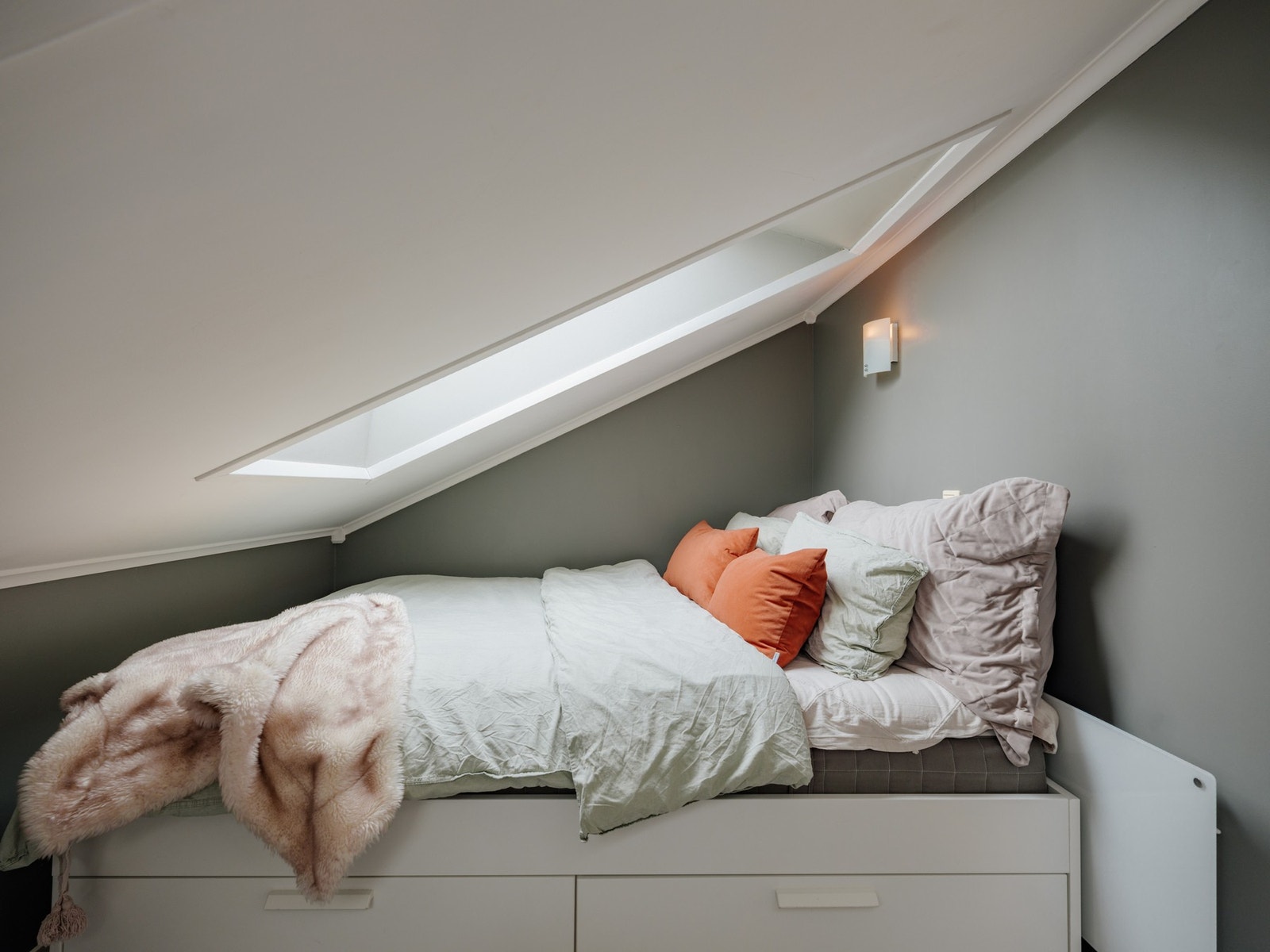 Utvidet soverom med god romfølelse, og har store vindusflater som slipper inn godt med naturlig lys. Galleribilde