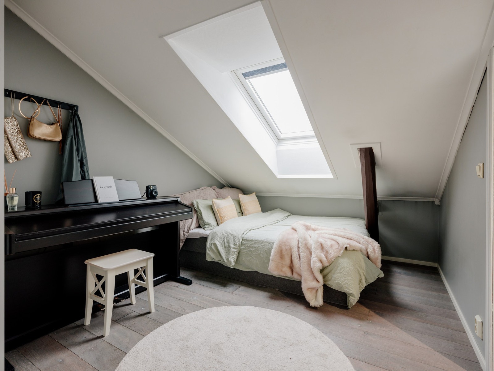 Romslig soverom med heltre eikeparkett (nytt i 2020) og naturlig lys fra takvinduet. Galleribilde