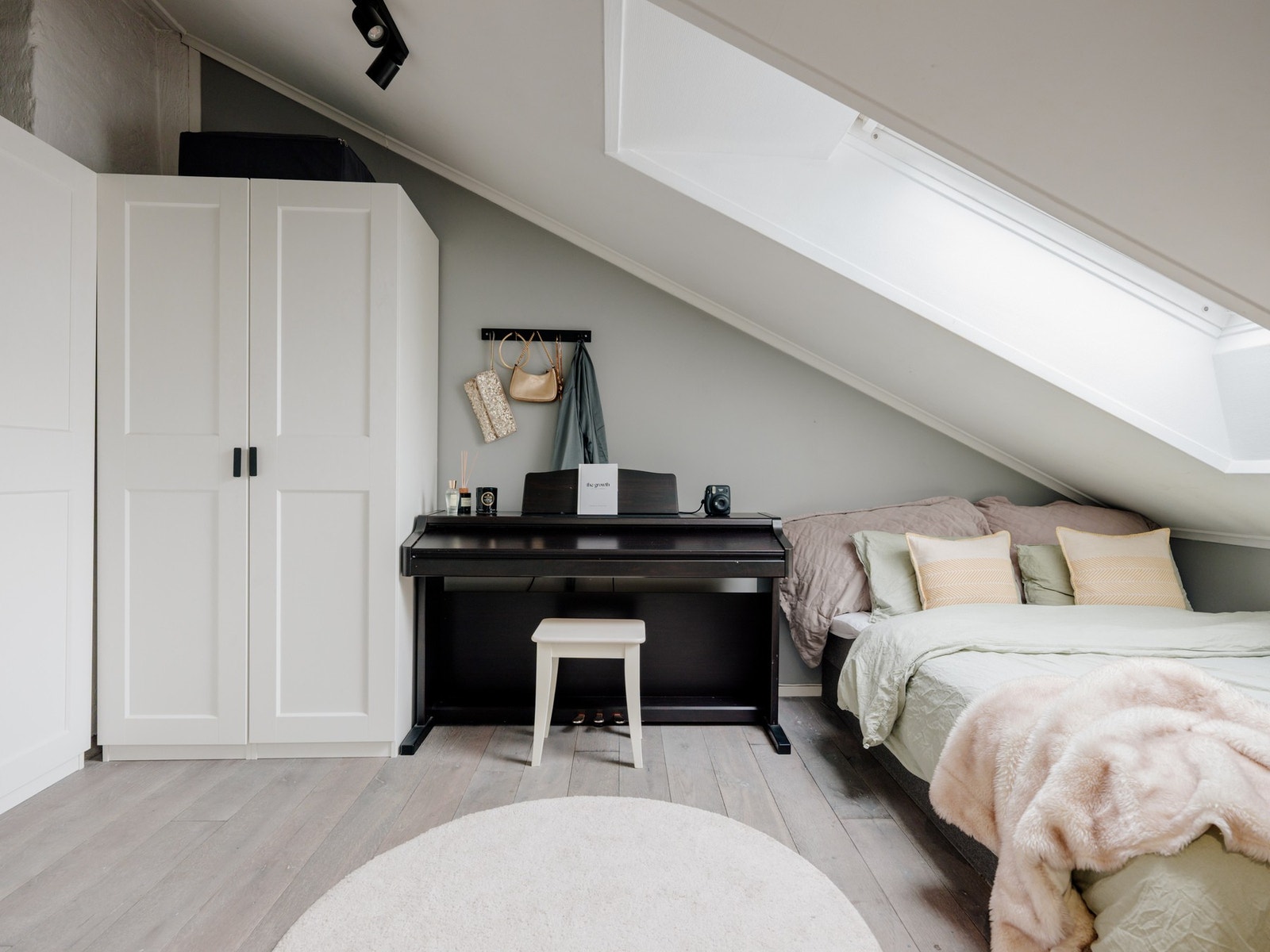 Hovedsoverommet er av fin størrelse med plass til dobbeltseng. Galleribilde