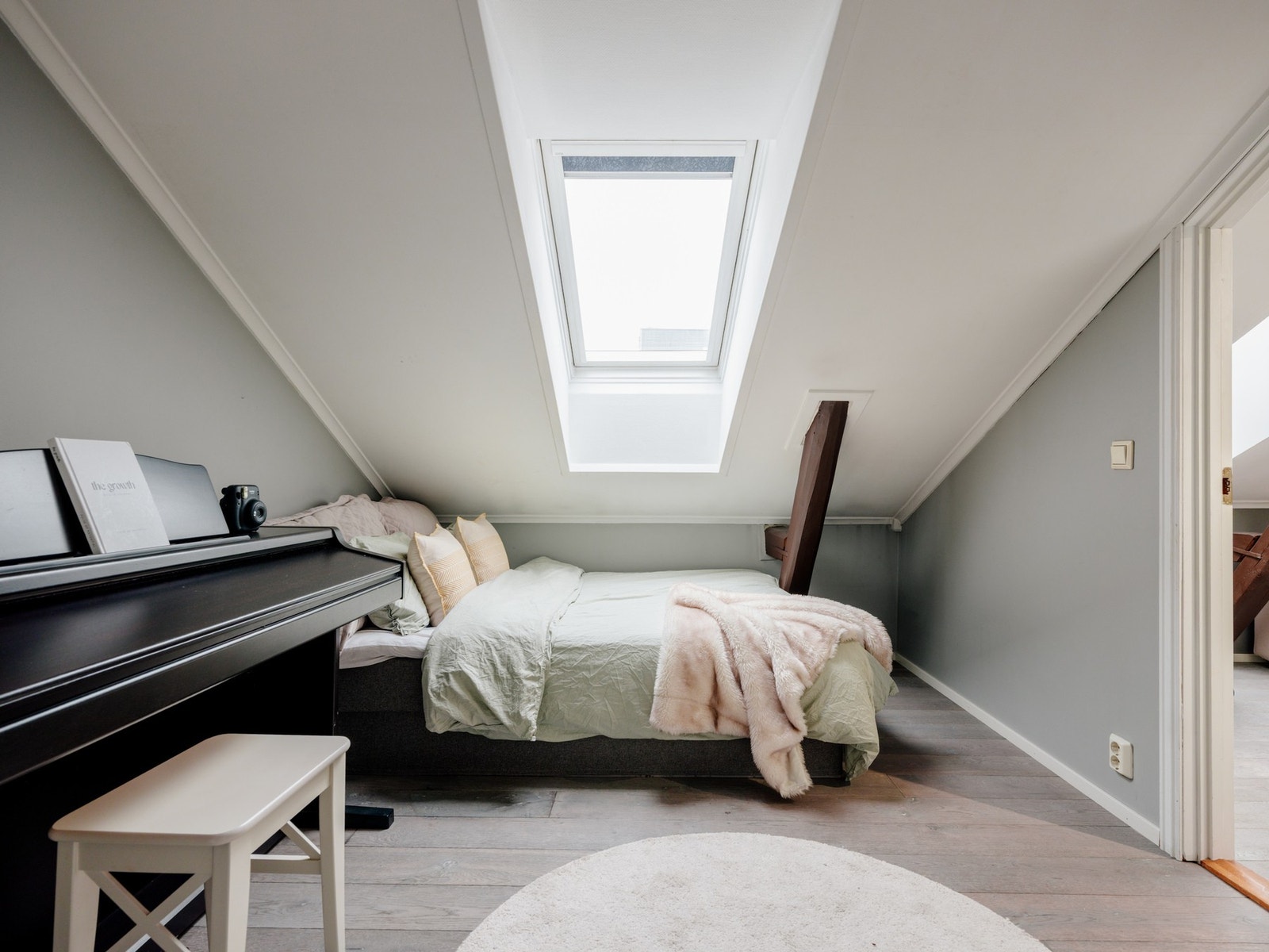 En del av soverommet er byggemeldt bod (der garderobeskap står i dag). Arealet er ikke omsøkt/godkjent til varig opphold. Galleribilde