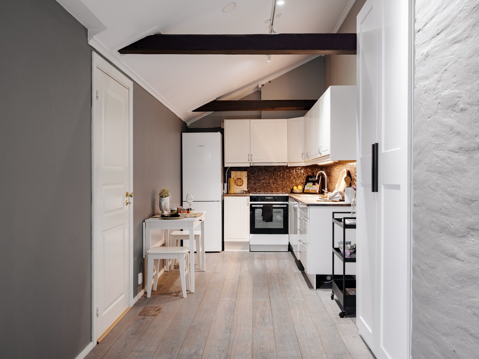 Lyst og funksjonelt kjøkken med profilerte fronter, heltre benkeplate, fliser og godt med både skap- og benkeplass. Naturlig plass for spisebord på kjøkkenet. Galleribilde