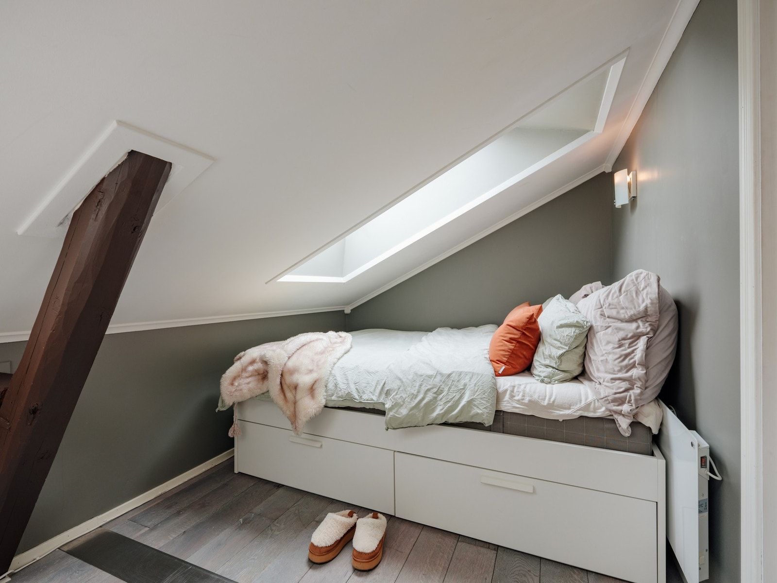 Romslig og lyst rom med god plass til dobbeltseng og god romstørrelse gir fleksible møbleringsmuligheter. Galleribilde