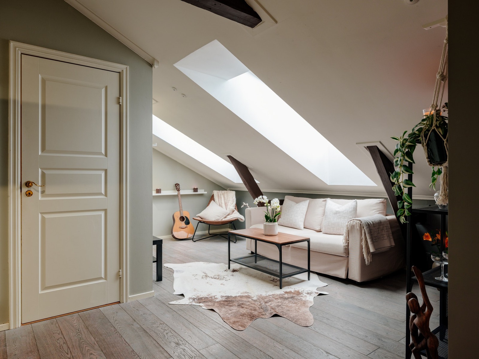 Innbydende og koselig stue med god plass til sittegruppe og fleksibel møblering. Galleribilde