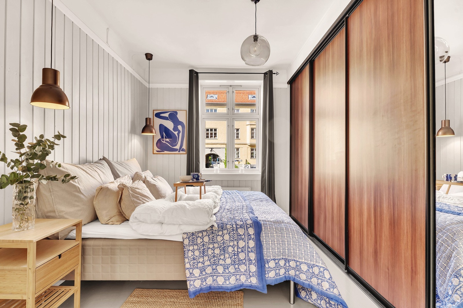 Soverommet er romslig og lunt, med god plass til dobbeltseng og tilhørende møblement. Galleribilde