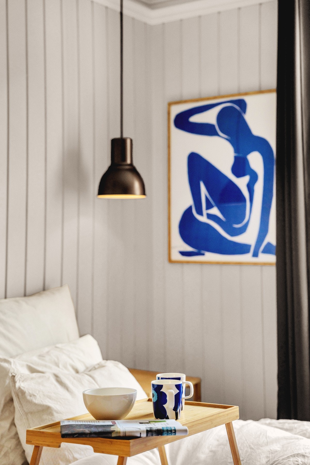 De lyse panelveggene gir rommet en klassisk og tidløs stil, mens de varme detaljene skaper en hyggelig og avslappende stemning. Galleribilde