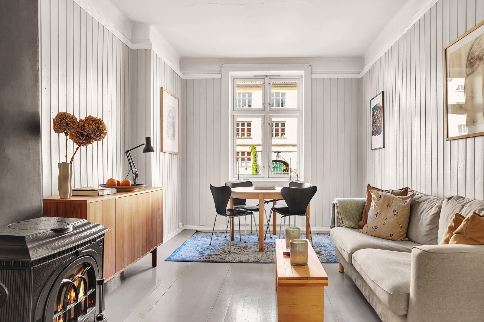 Her er det god plass til både sofagruppe og spiseplass, noe som gjør rommet perfekt for både hverdag og sosiale sammenkomster. Galleribilde