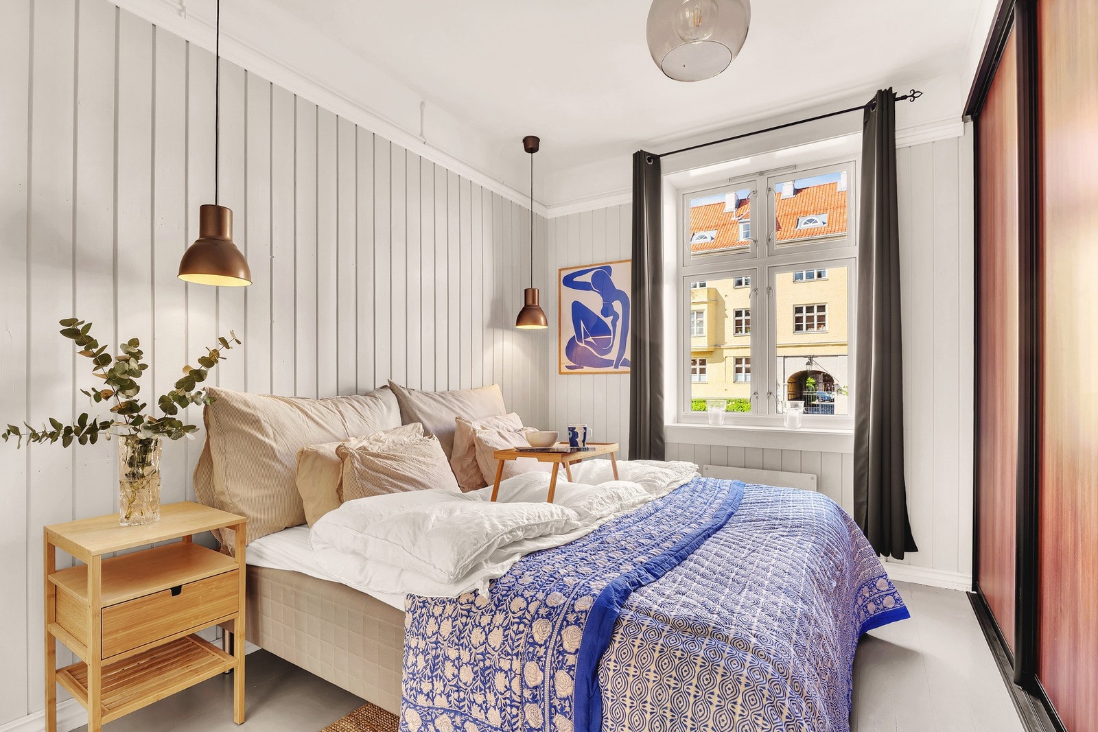 Store vinduer slipper inn rikelig med dagslys, samtidig som rommet ligger skjermet til for en rolig atmosfære. Galleribilde
