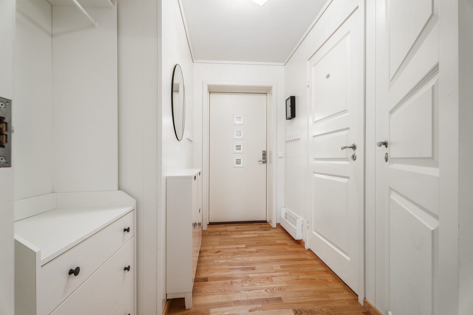 Lys og romslig entrè med god plass til oppbevaring Galleribilde