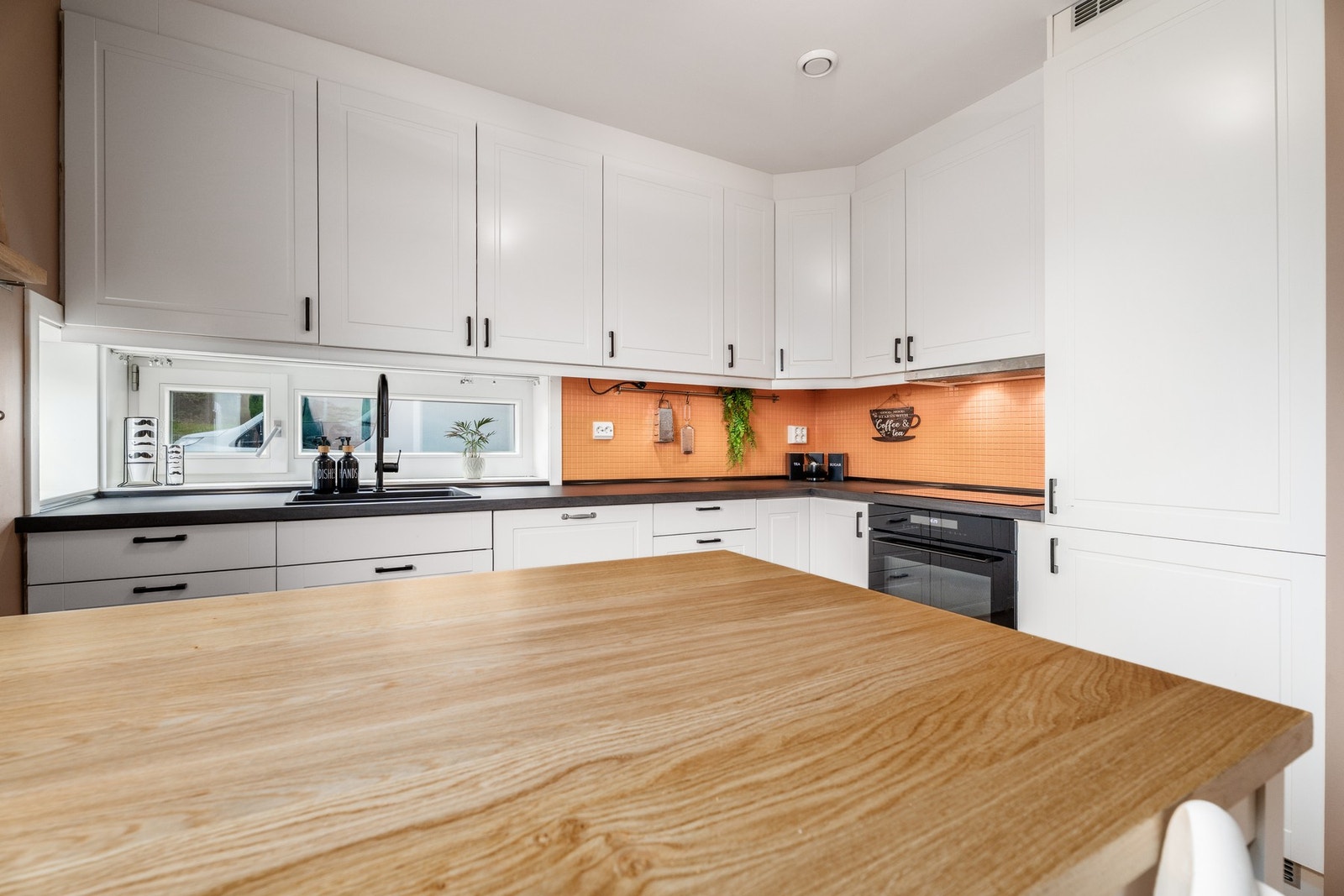 Kjøkkeninnredningen er fra HTH og det er praktisk utformet med god skap- og arbeidsplass på benk. Her er også integrert kjøl/fryseskap og oppvaskmaskin. Ventilator fra Røroshetta med avtrekk ut Galleribilde