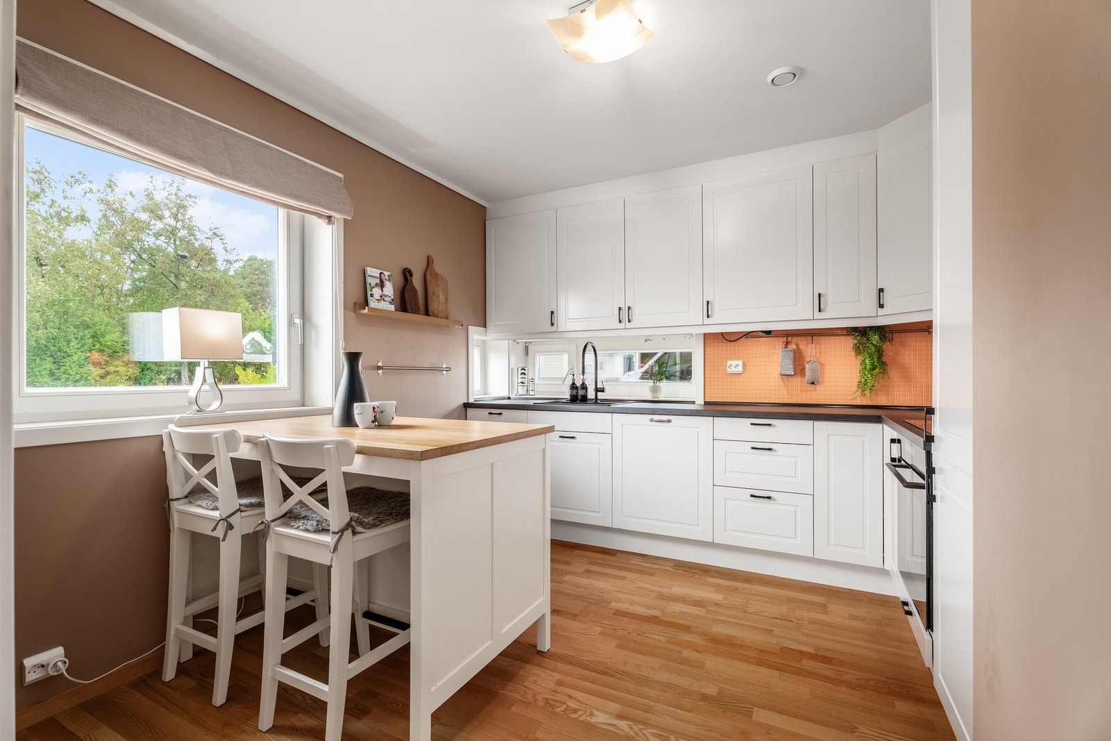 Kjøkkenet er lyst og moderne og ble oppgradert i 2025. Ny laminat benkeplate og ny integrert stekeovn og induksjon platetopp Galleribilde