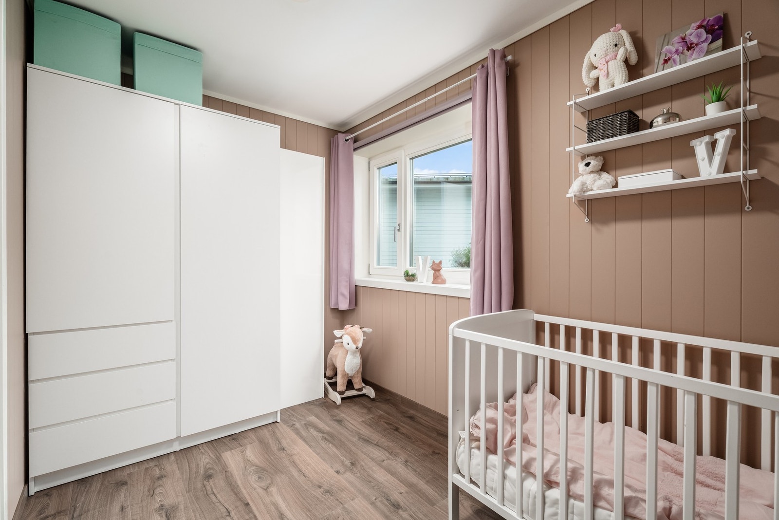Soverom 1. Moderne fargevalg og garderobeskap Galleribilde