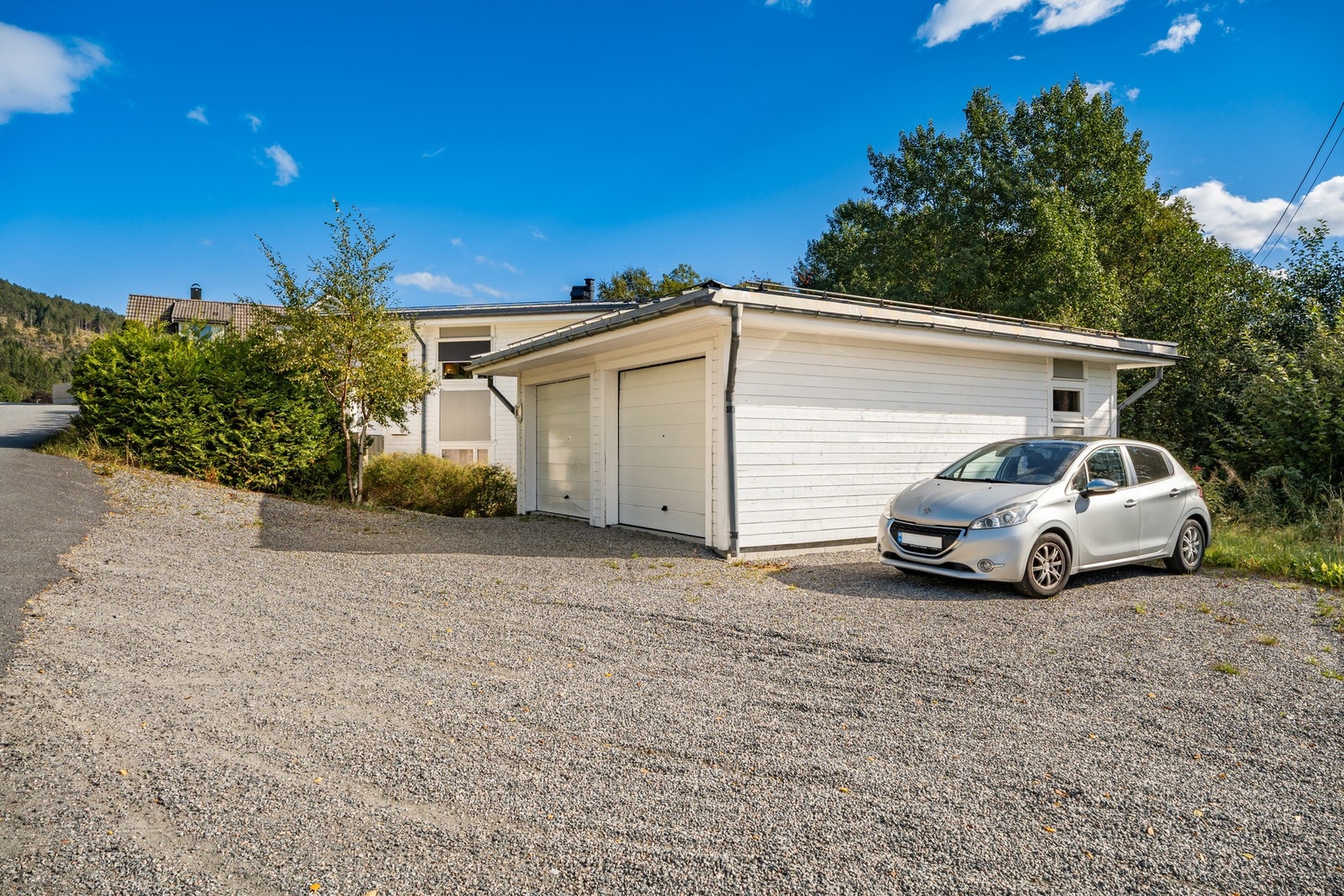 Halvpart av garasje medfølger. Garasjen har en lagerbod m/ lagringsplass. Opplagt lys/strøm. Ellers gode parkeringsmuligheter på tomt Galleribilde
