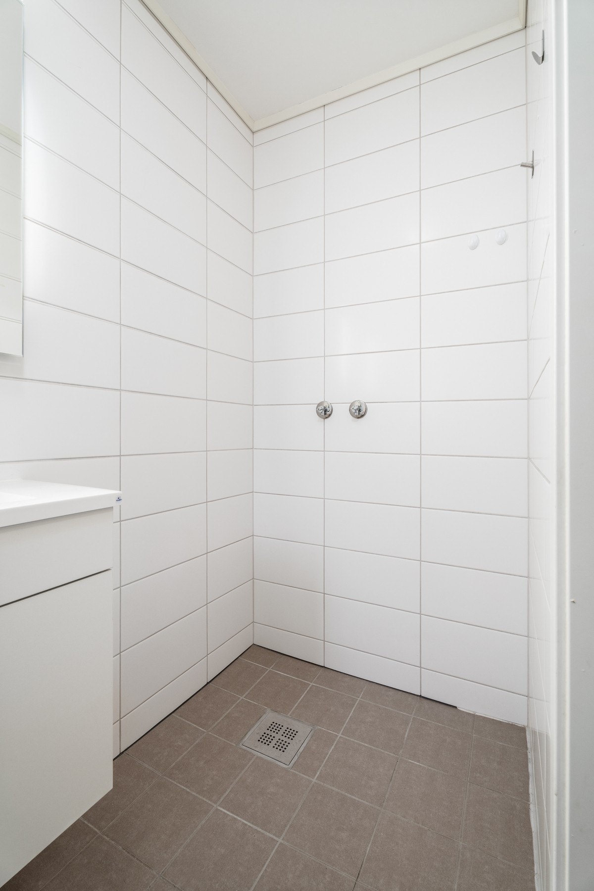 Rommet har varmekabler og det har tidligere vært montert dusj her Galleribilde