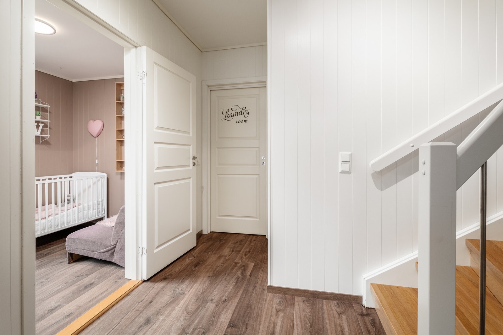 Praktisk og god planløsning i underetasjen med 3 soverom, bad og vaskerom samt bod Galleribilde