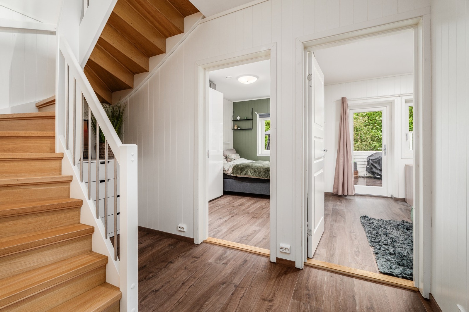 De fleste overflater har nylig vært oppusset. Legg merke til det flotte laminatgulvet som var skiftet i 2024! Galleribilde