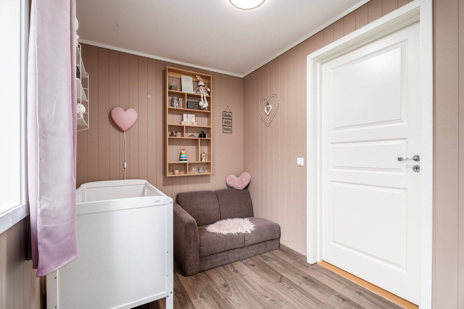 Praktisk rom med flere møbleringsmuligheter Galleribilde