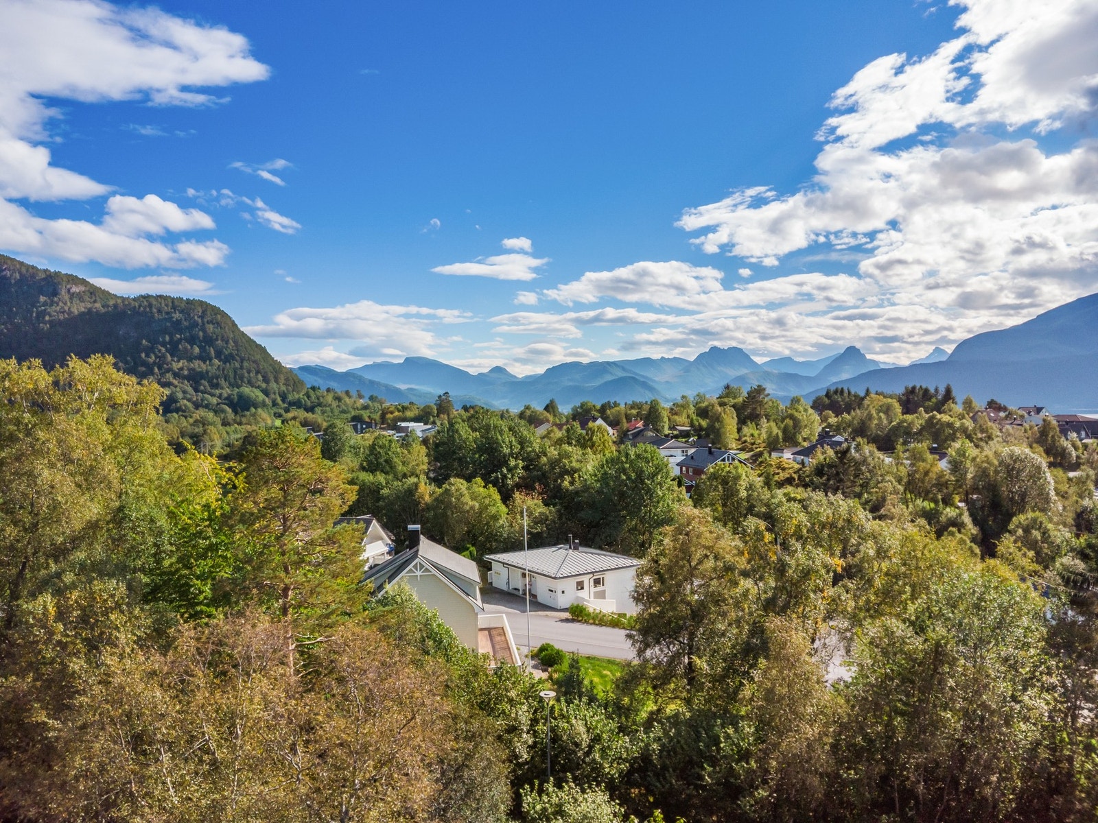 Utsikt. Her bor du tett på naturen, men likevel supersentralt til. Galleribilde