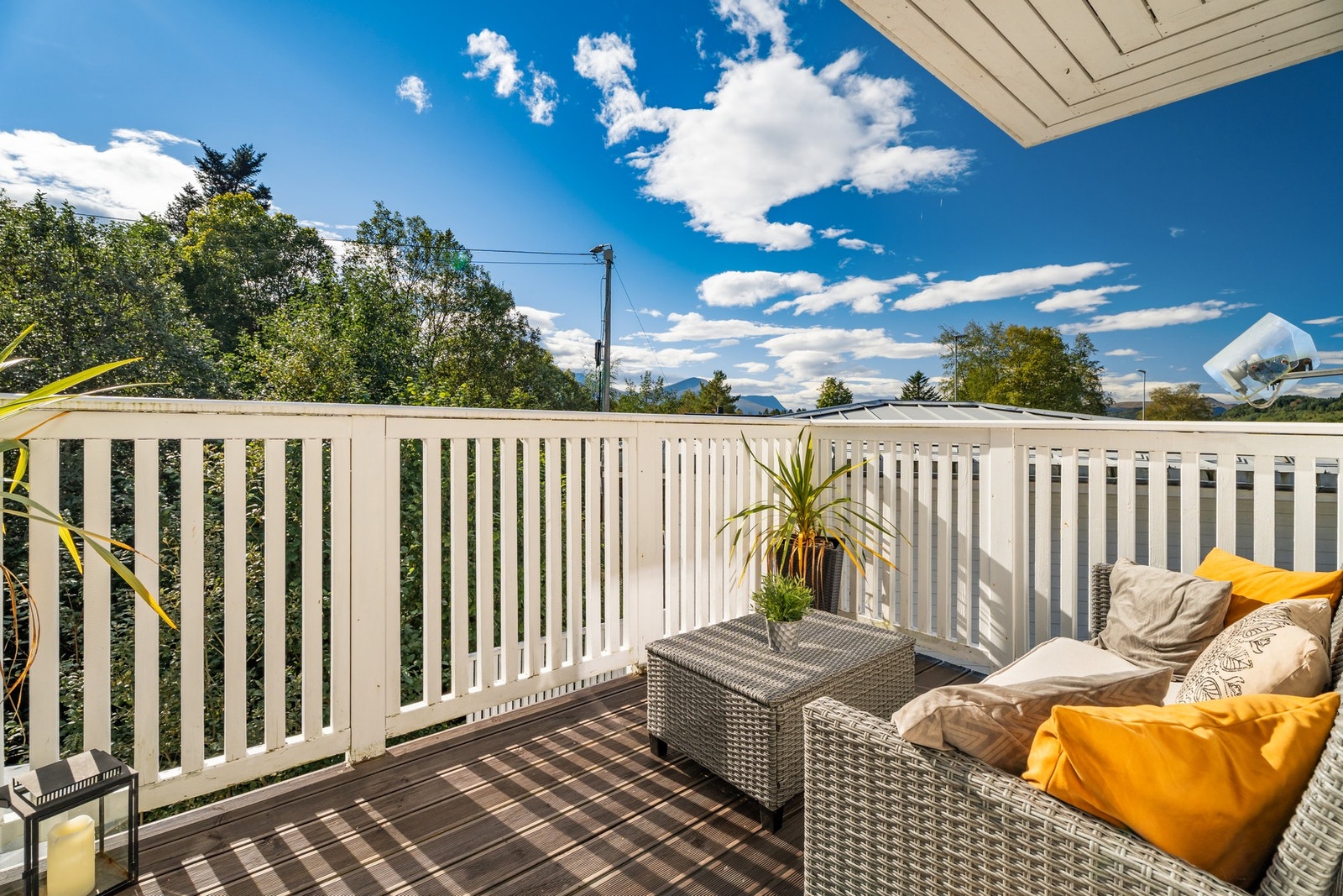 Verandaen er delvis overbygd og er på ca 7 kvm. Her sitter du godt i le for været. Lite innsyn! Galleribilde