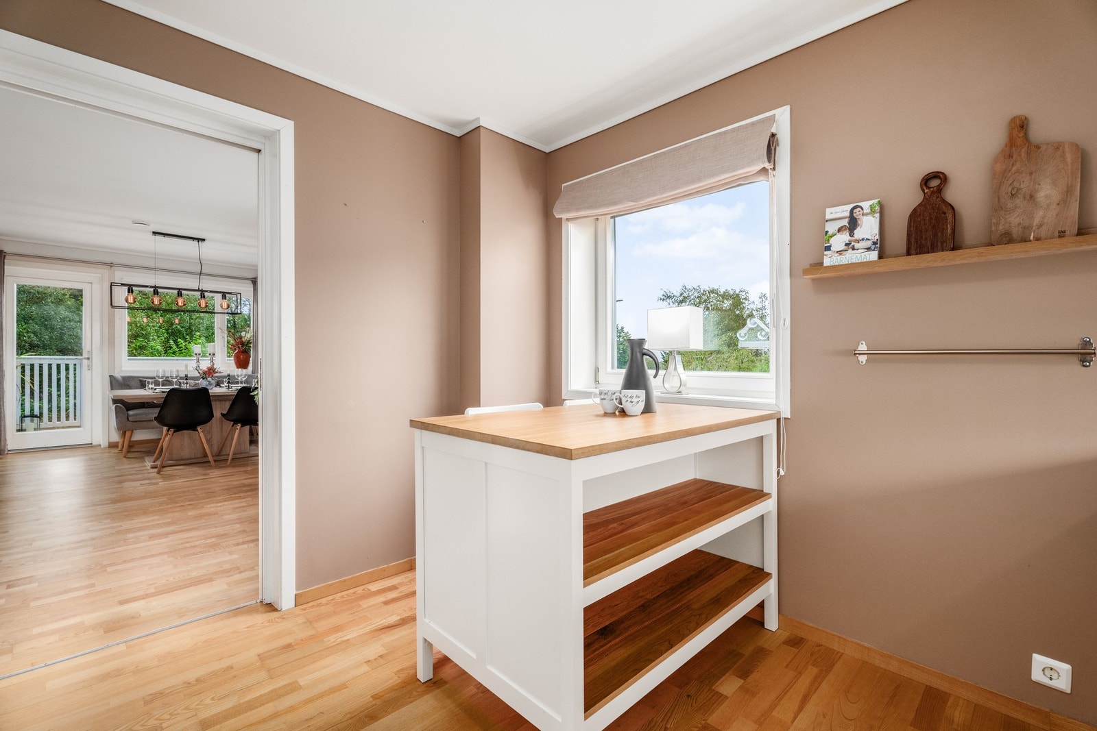 Også på kjøkkenet er det plass til en praktisk spisegruppe Galleribilde