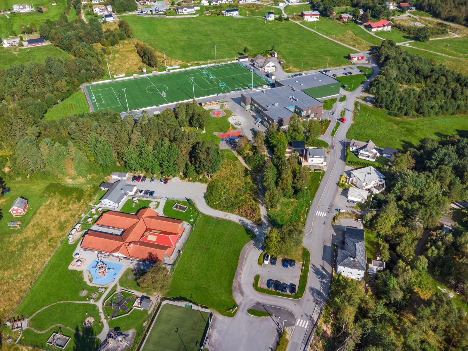 Oversiktsbilde nærområde. Her ligger virkelig alt til rette for at barnefamilien skal trives Galleribilde