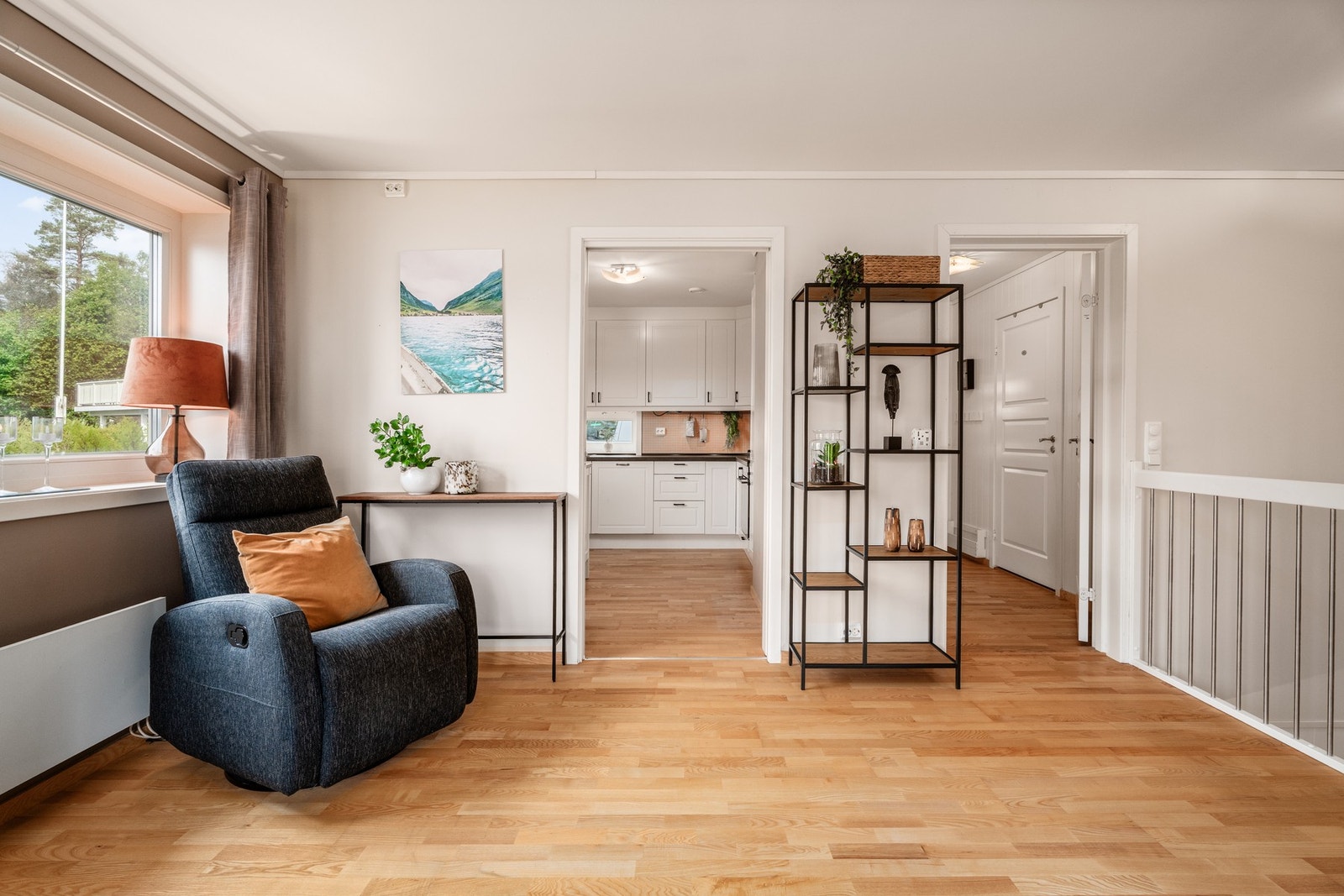 Velkommen inn til stua. Denne er - i likhet med resten - malt i tidsriktige og moderne farger Galleribilde