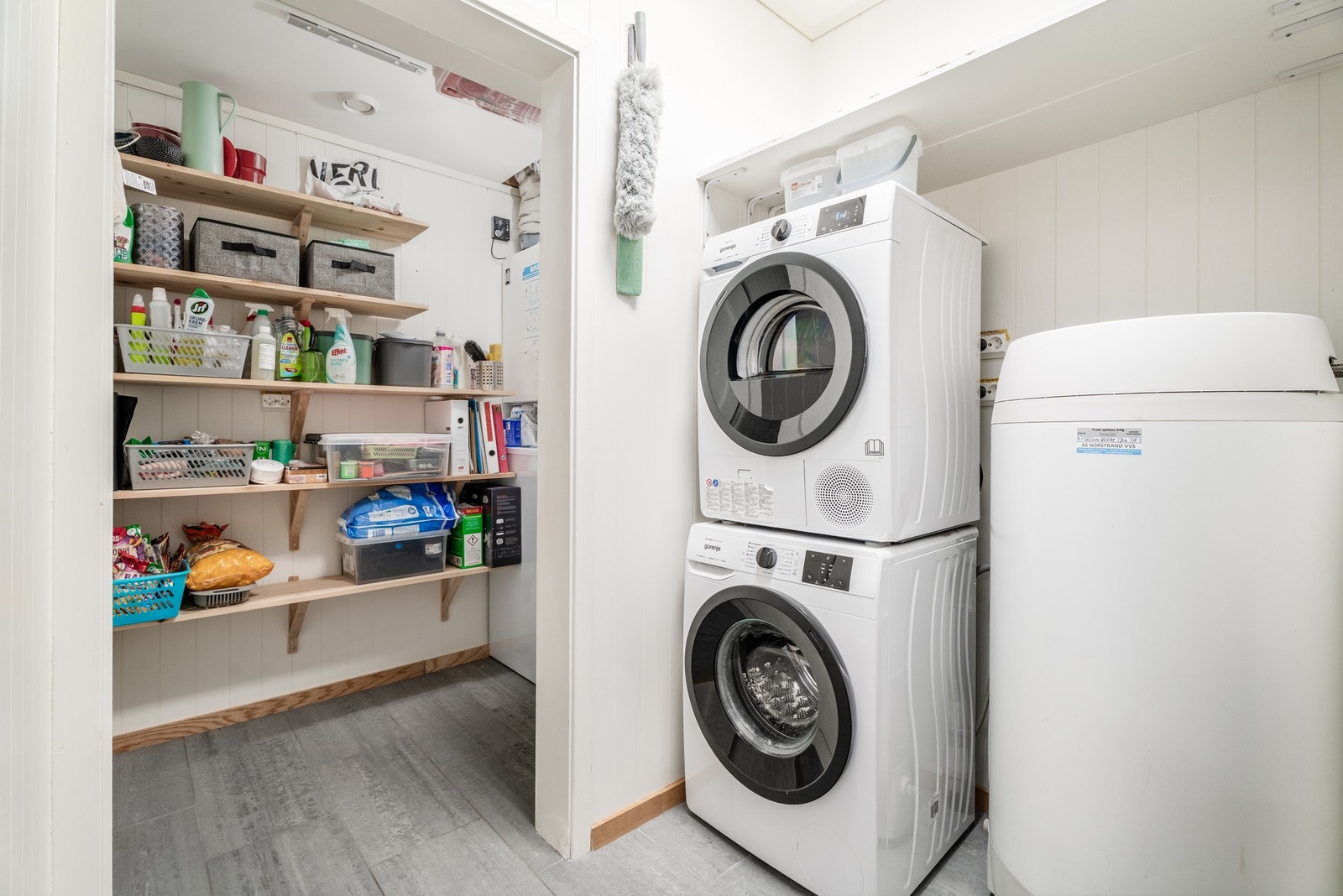 Praktisk vaskerom med flislagt gulv. Her er varmekabler og opplegg for vaskemaskin. Praktisk bod/teknisk rom med god lagringsplass Galleribilde