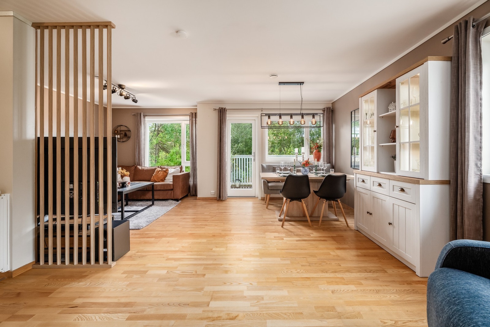 Stuen er romslig og har en praktisk og god løsning med flere naturlige soner Galleribilde