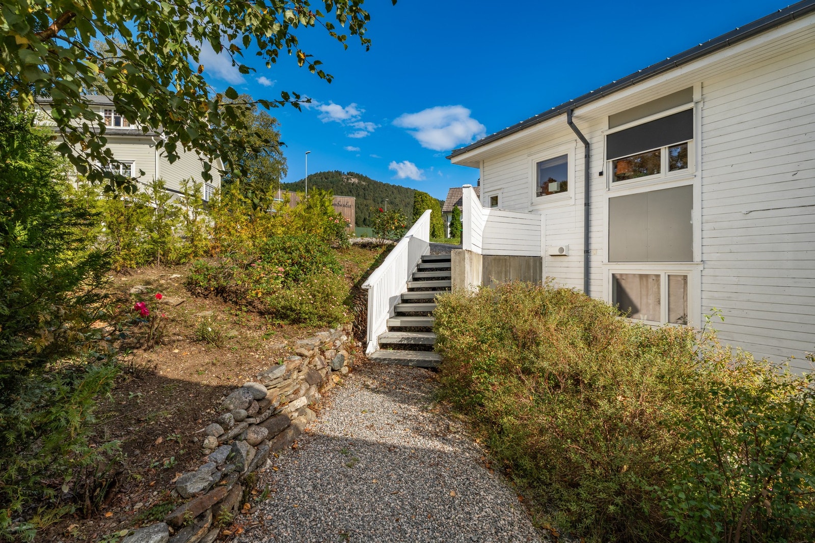 Videre adkomst opp til boligen herfra Galleribilde