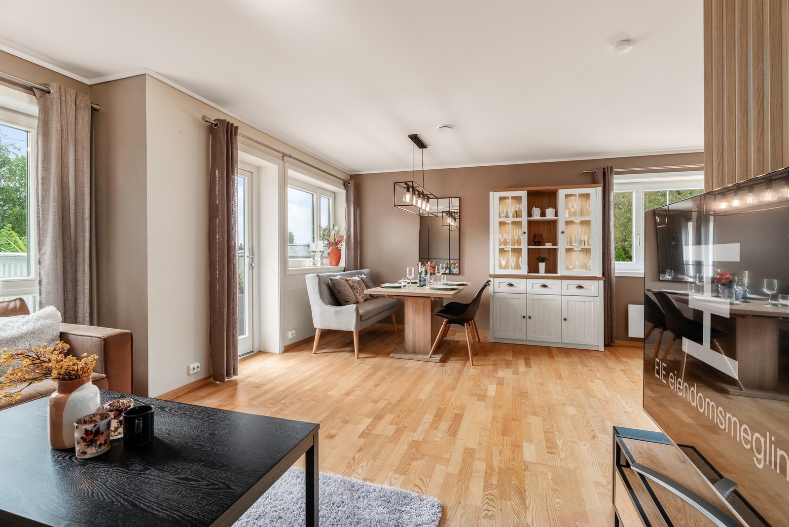 Det er rikelig med plass til en stor spisegruppe på stuen Galleribilde