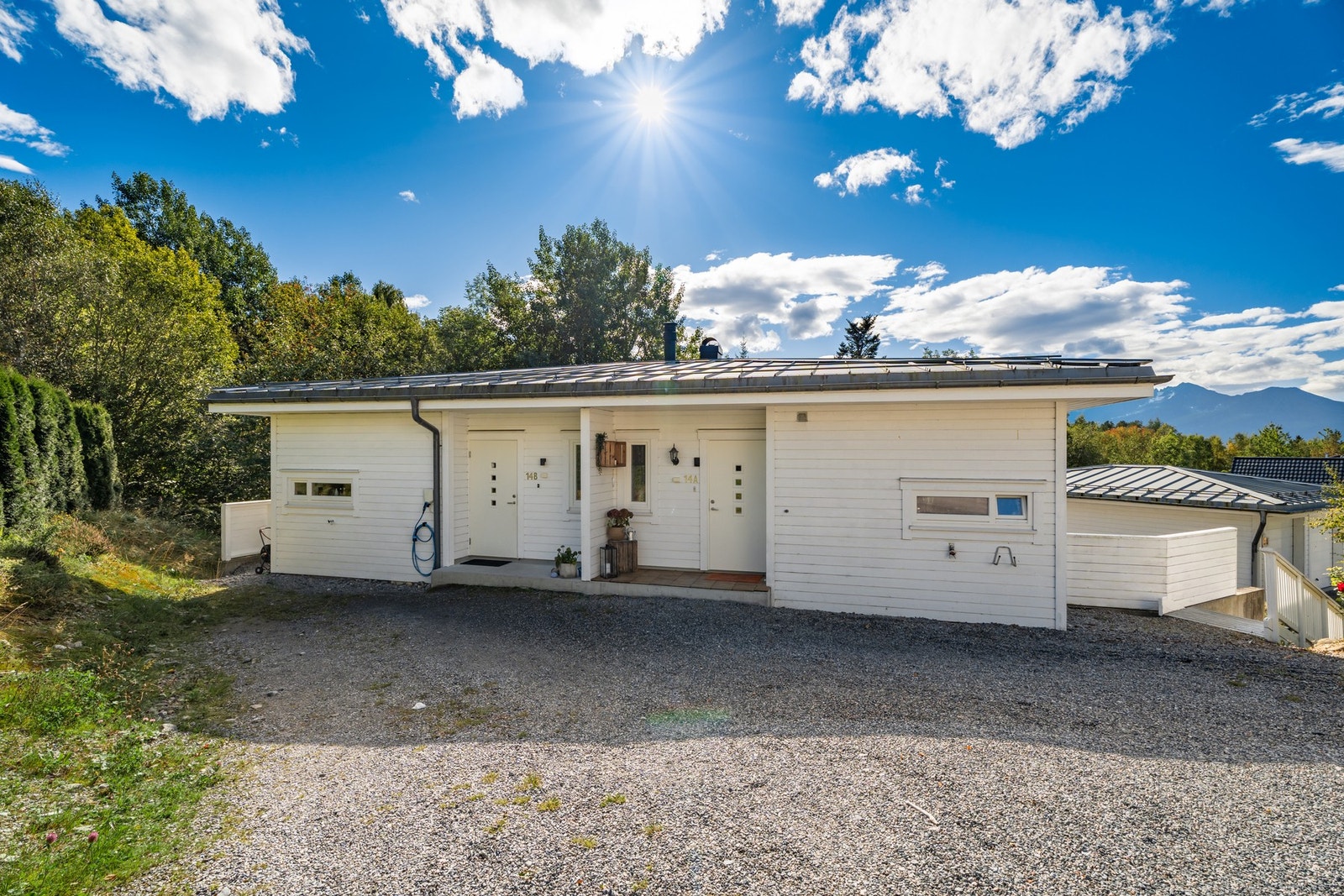 Gruset innkjørsel. Boligen har også garasje Galleribilde