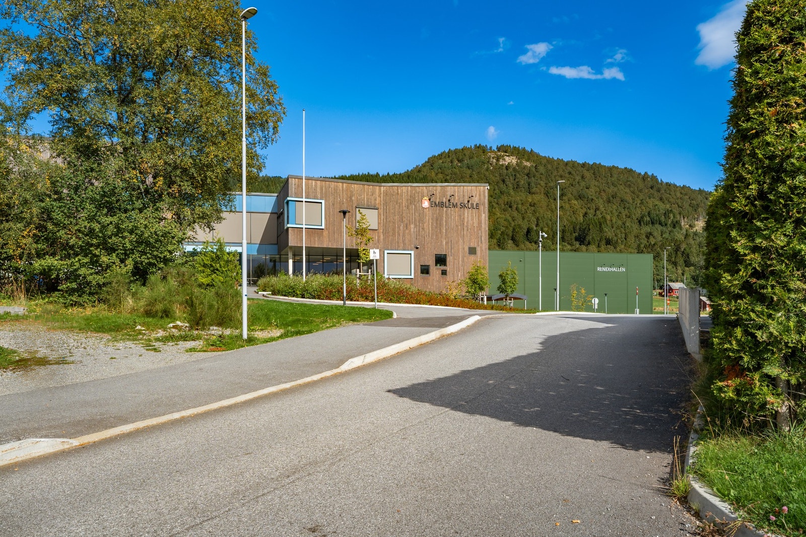 Her bor man bokstavelig talt et godt steinkast unna både skule og barnehage Galleribilde