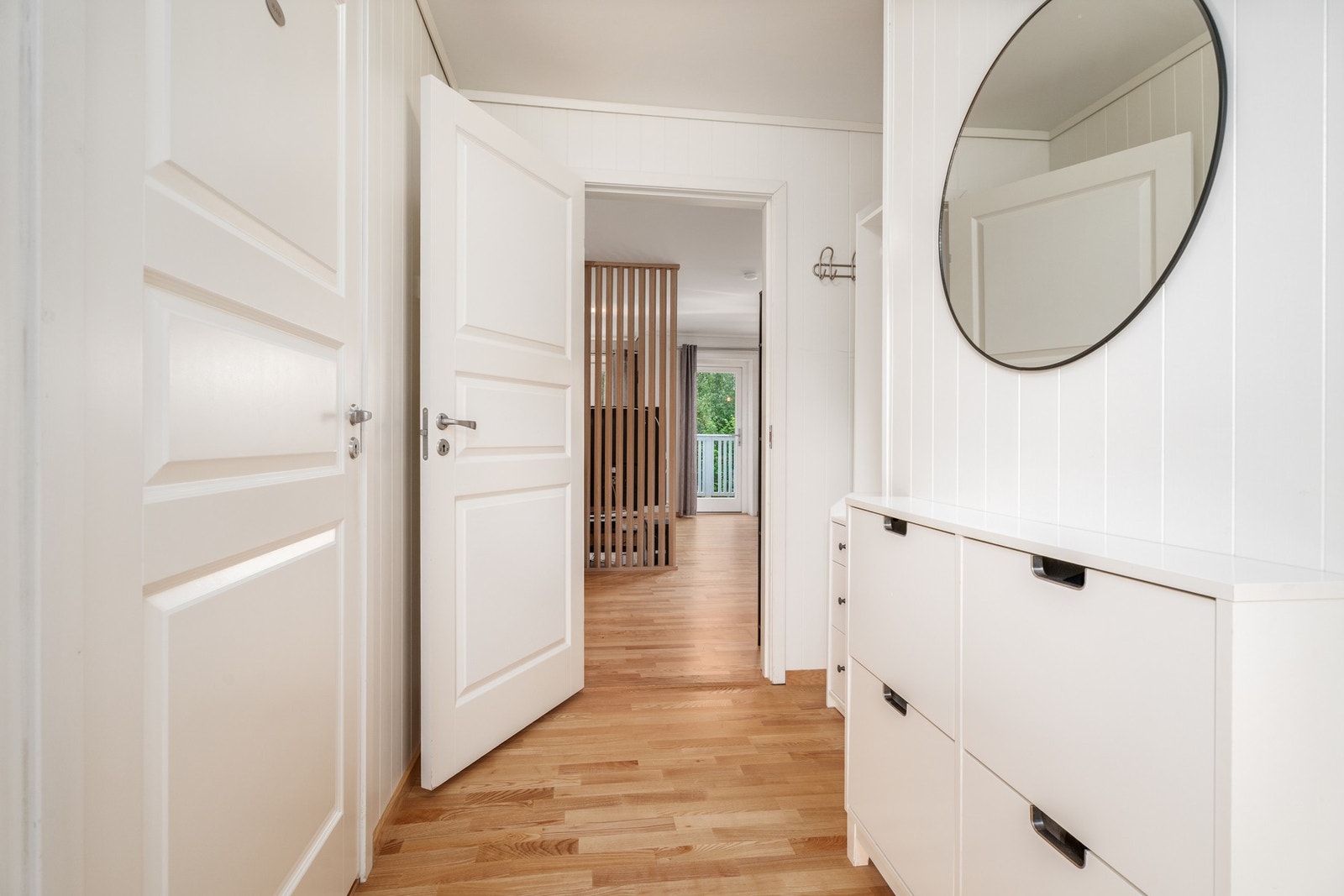 Boligen var oppført i 2013 og fremstår gjennomgående lys og moderne Galleribilde