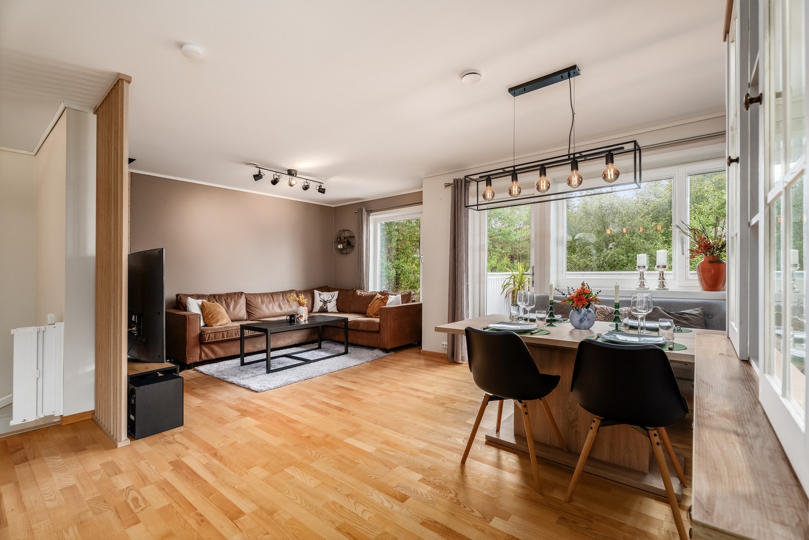 Fra stue er det adkomst til den sydvendte verandaen Galleribilde