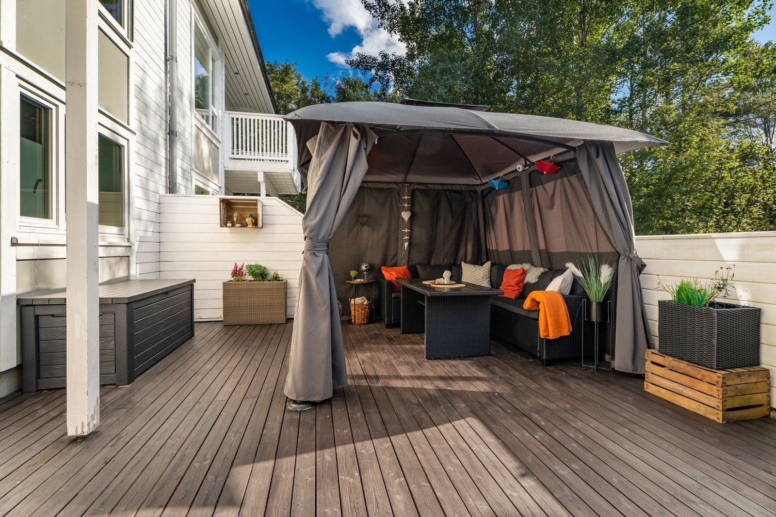 Terrassen er svært romslig og en super samlingsplass! Her er det bare å leite frem grillen Galleribilde