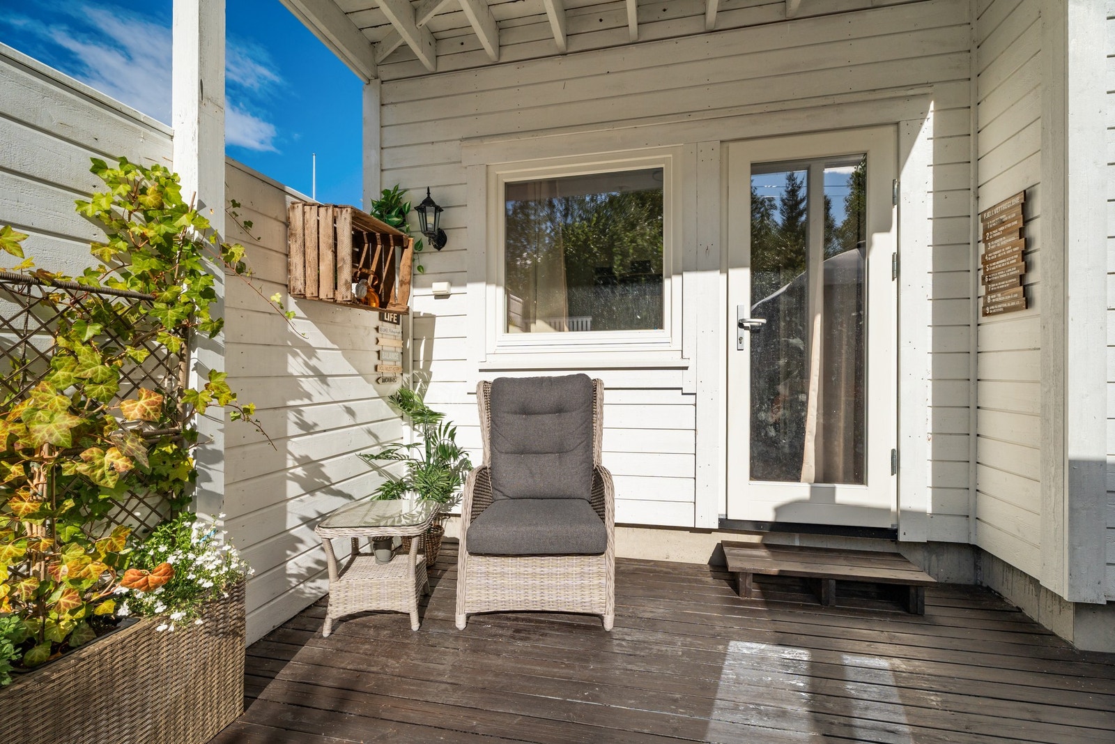 Terrassen er sydvendt og på ca 32 kvm. I likhet med verandaen er det også her strømuttak Galleribilde