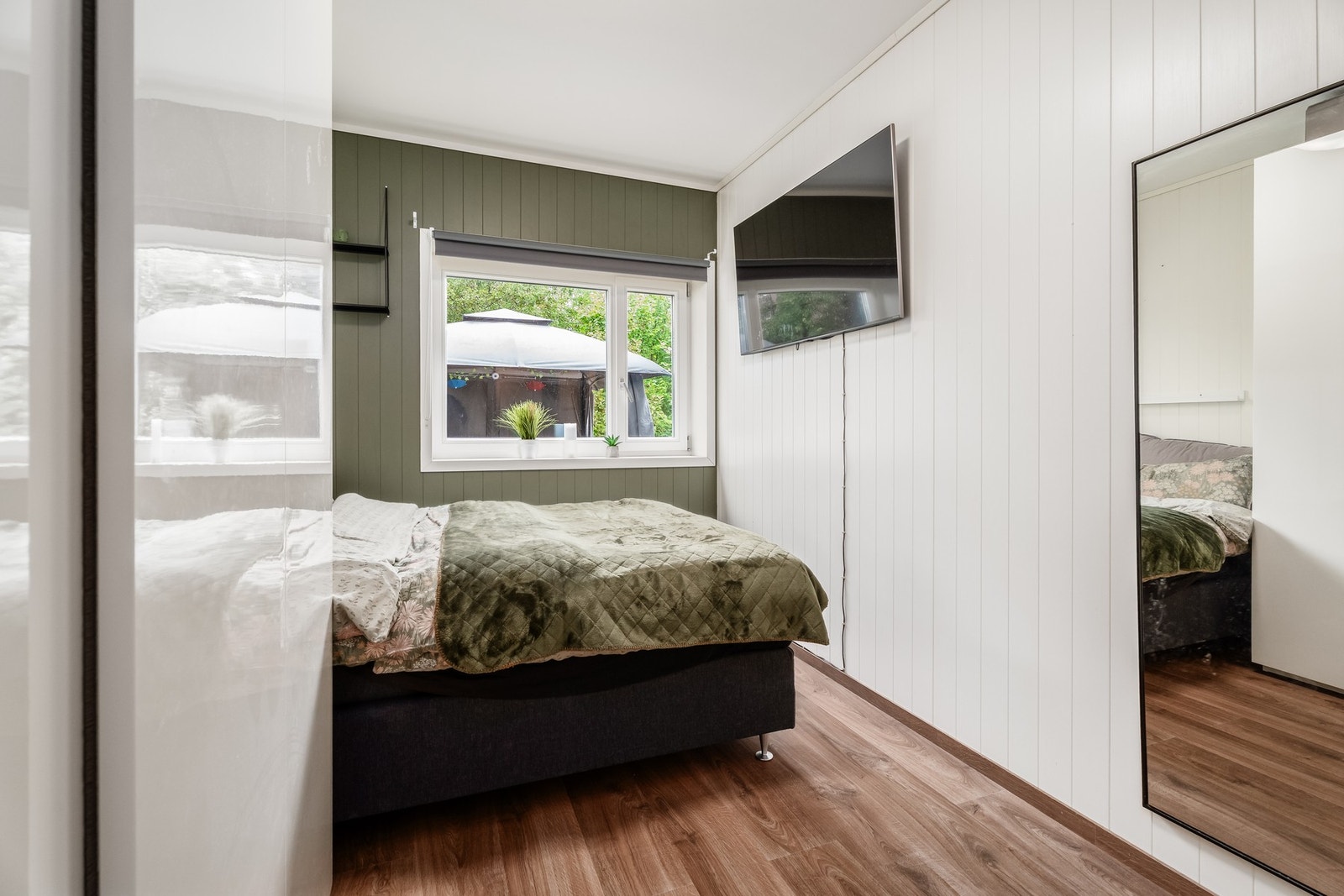 Soverom 2 benyttes som hovedsoverom og har god plass til dobbelseng Galleribilde