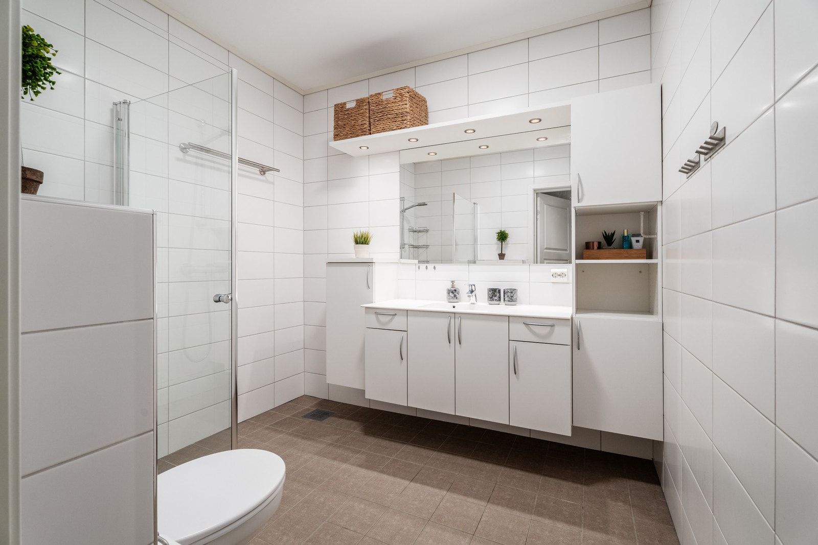 Også her er det vegghengt innredning og varmekabler i gulv Galleribilde