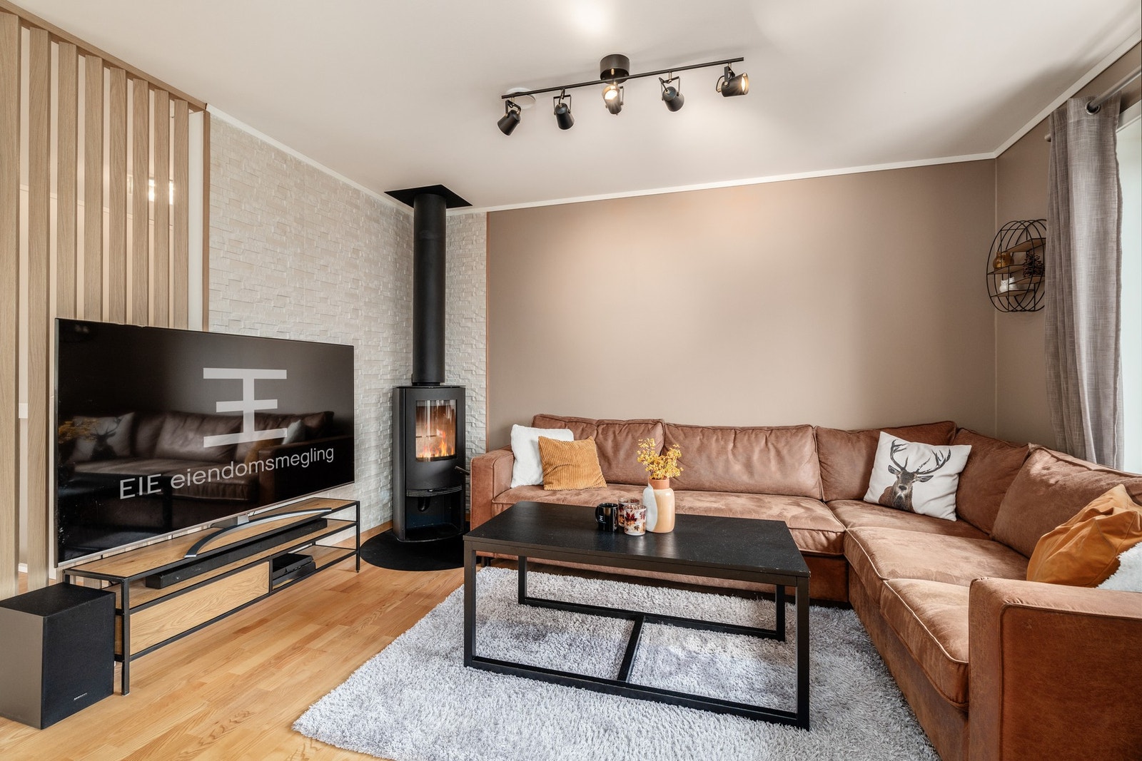 Flott vedovn på stue. Denne sørger for god og effektiv oppvarming av boligen Galleribilde