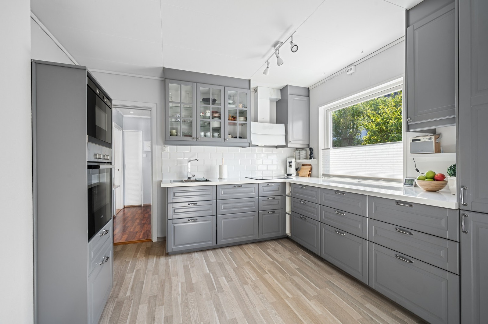 Flott kjøkken med integrerte hvitevarer og masse lagringsplass. Galleribilde