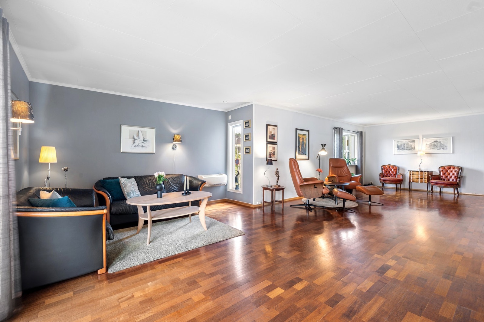 Stuen er på hele 50.9 kvm og har god plass for ulike møbleringer. Galleribilde