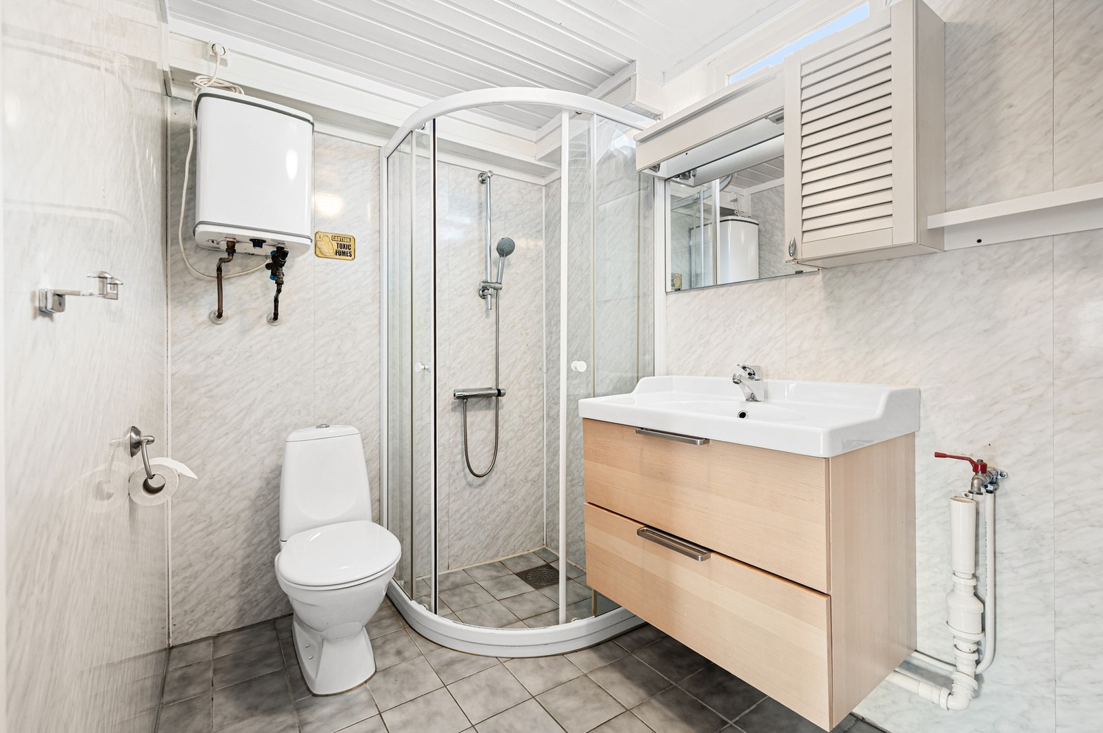 Bad i sokkel. Galleribilde