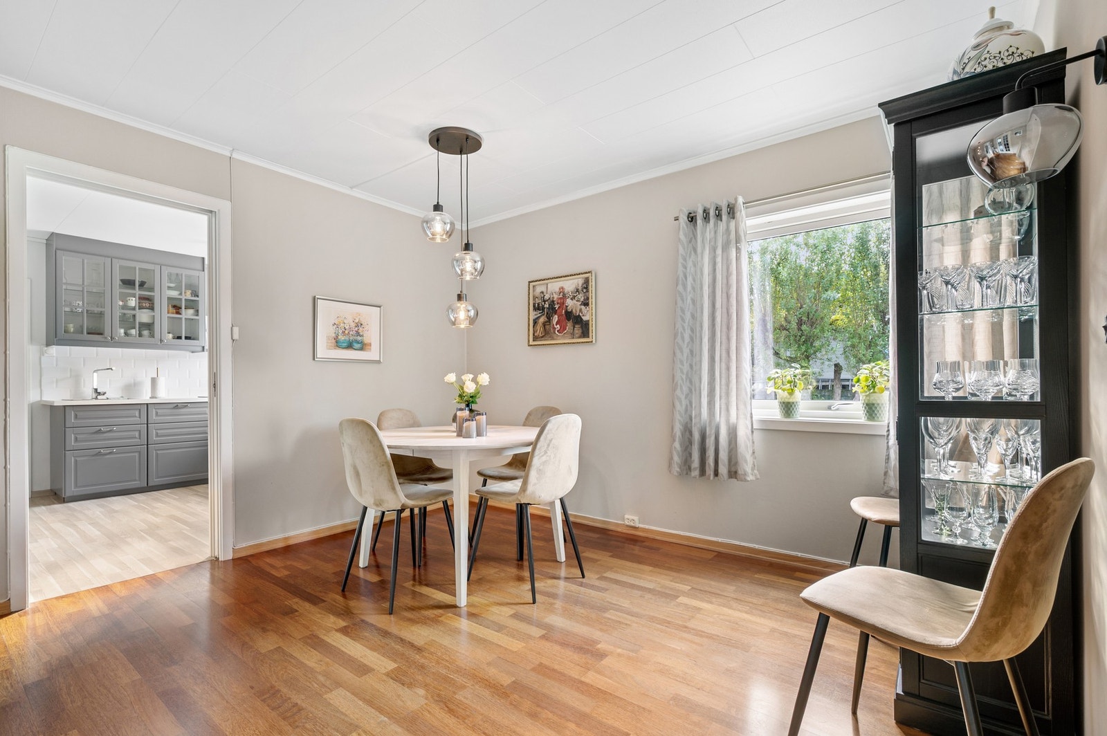 I kjøkkenets tilstøtende rom finner man spisestuen. Galleribilde