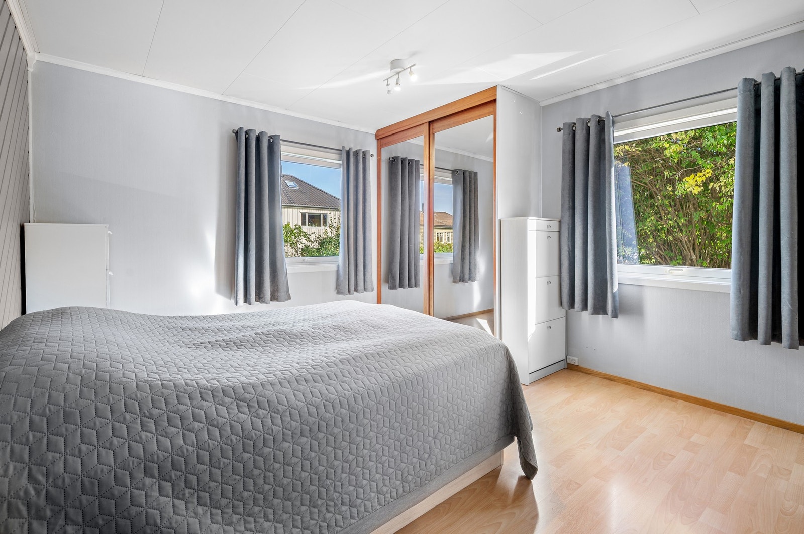 Hovedsoverommet er ca 16.2 kvm og god plass for dobbelt seng og annet interiør. Galleribilde