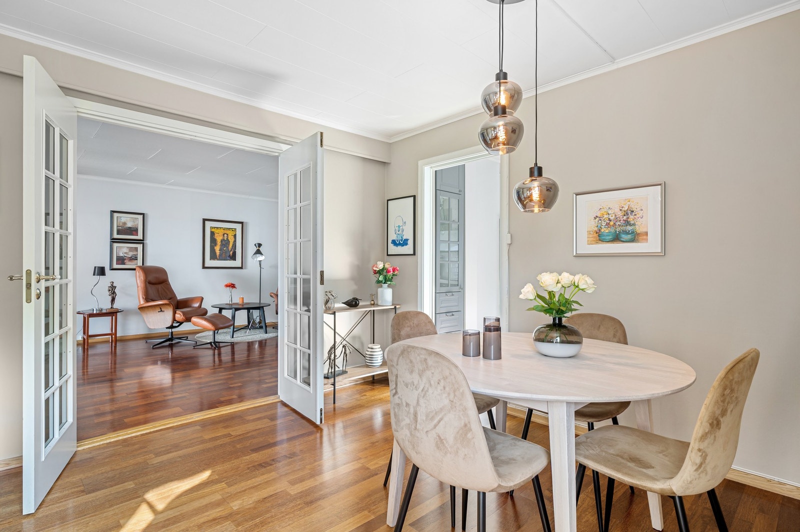 Som igjen leder inn til stuen. Galleribilde