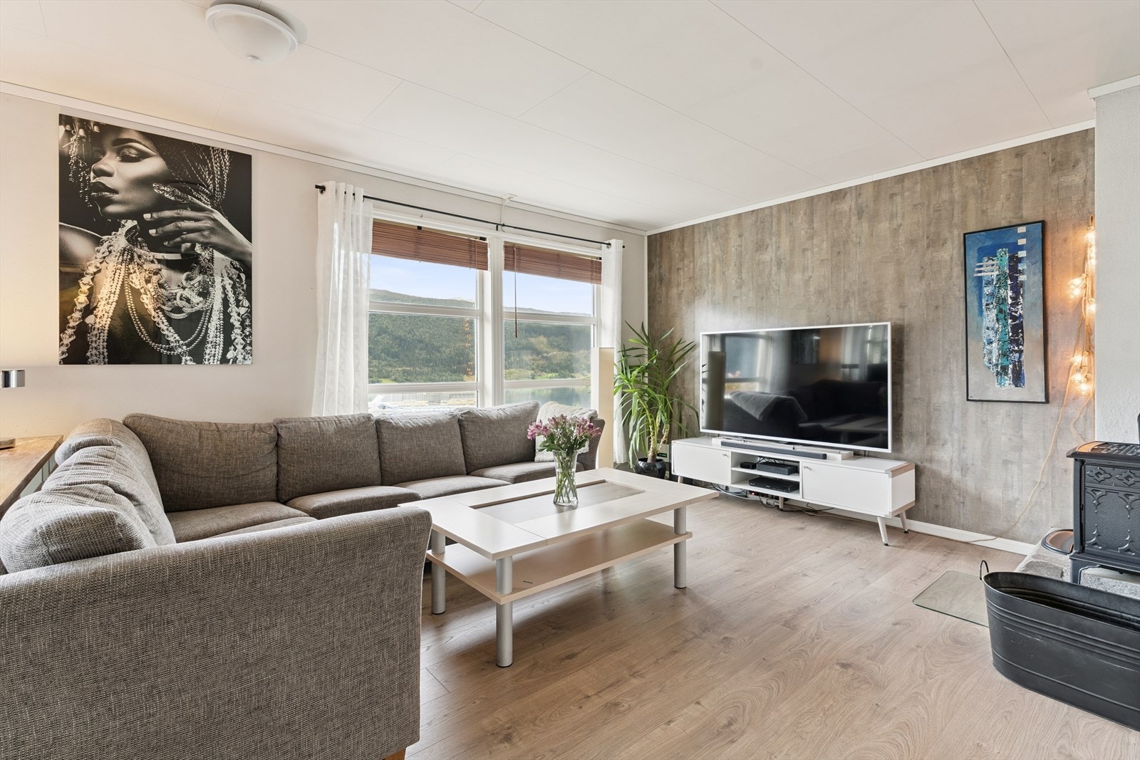 Det vart lagt nytt laminatgolv, malt og gjort andre moderniseringar i stova i seinare tid. Galleribilde