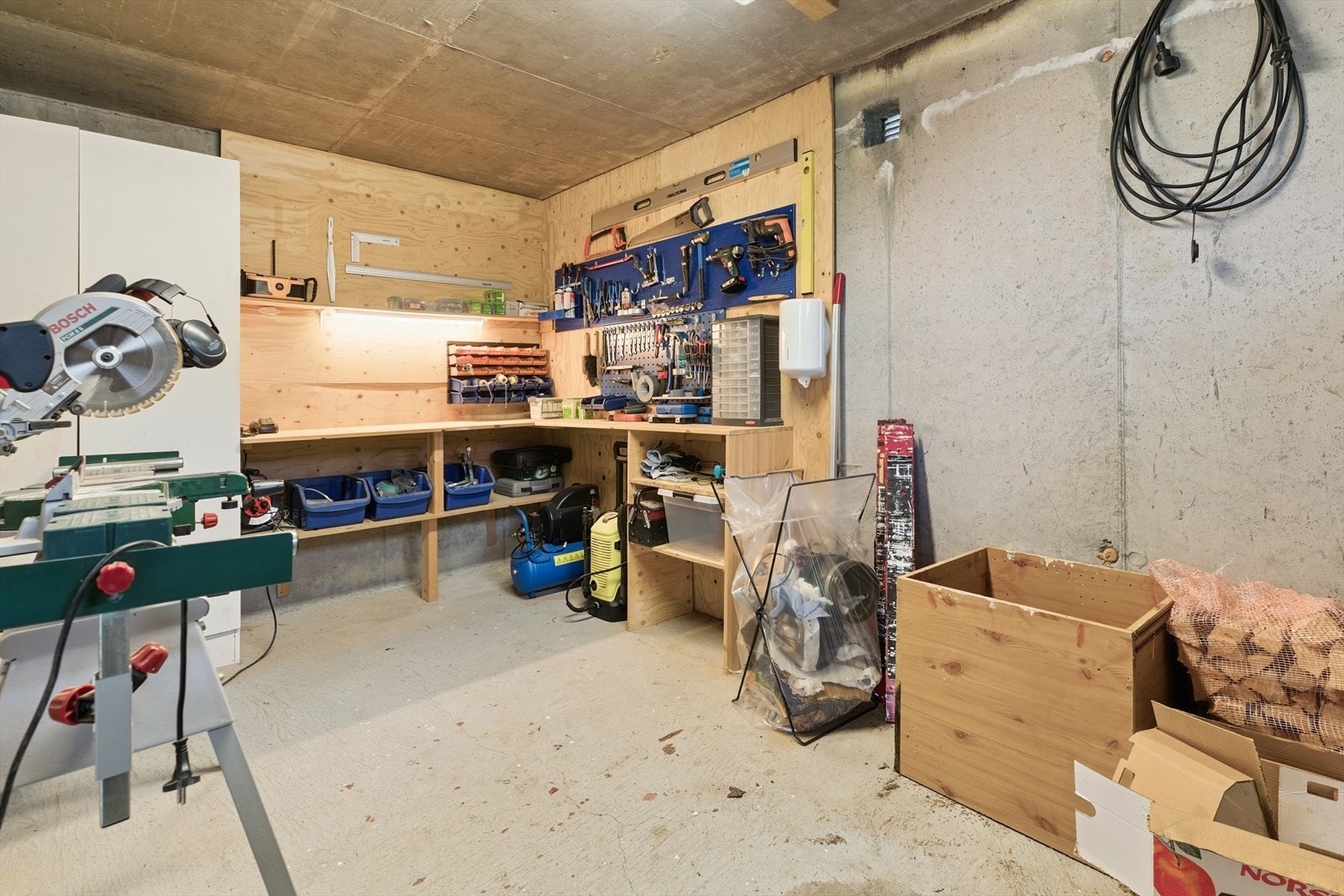 Utebod ved inngangsparti Galleribilde